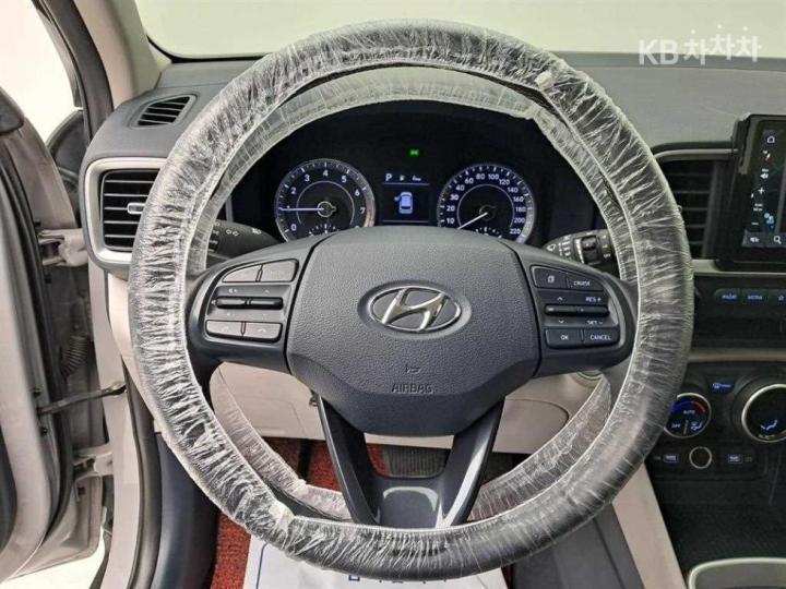 Hyundai Venue Gasoline 1.6 Modern Plus 8