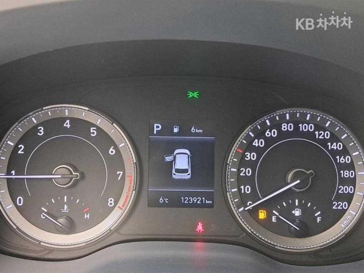 Hyundai Venue Gasoline 1.6 Modern Plus 9