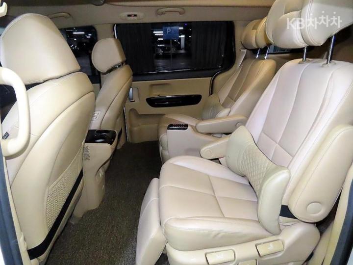 Kia Carnival High Limousine 3.3 Gasoline President 8