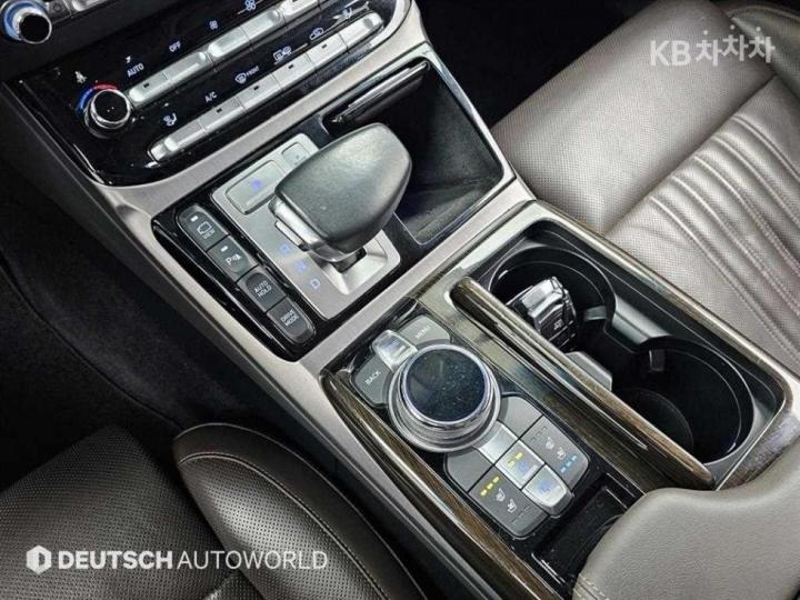 Genesis EQ900 3.8 GDI AWD Premium Luxury 10