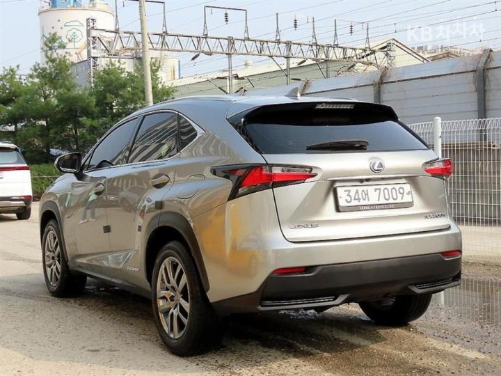 Lexus NX 300h Supreme 4