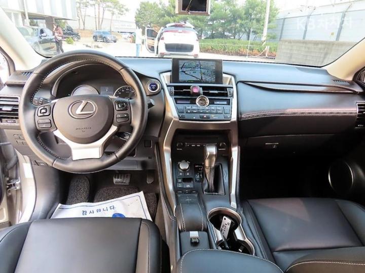 Lexus NX 300h Supreme 8