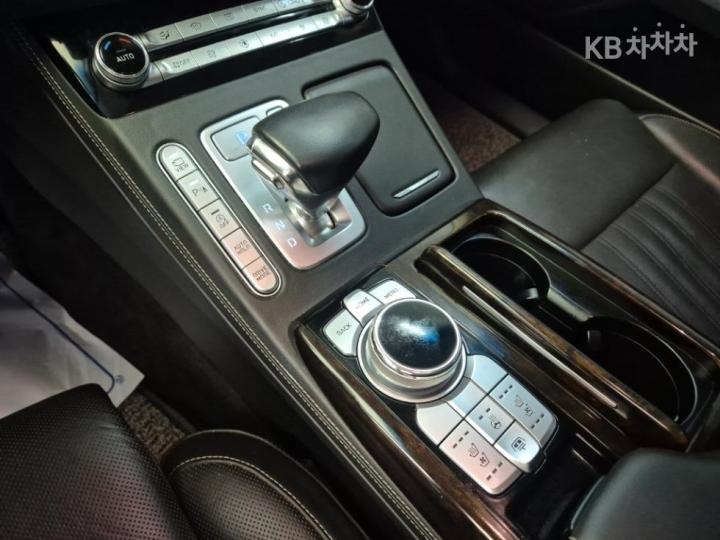 Genesis G90 3.8 GDi AWD Premium Luxury 9