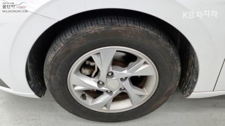 Hyundai Avante CN7 1.6 LPi Smart 7