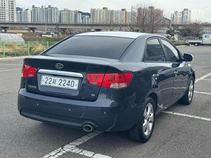 Kia Forte 1.6 CVVT Premium Si Black 4