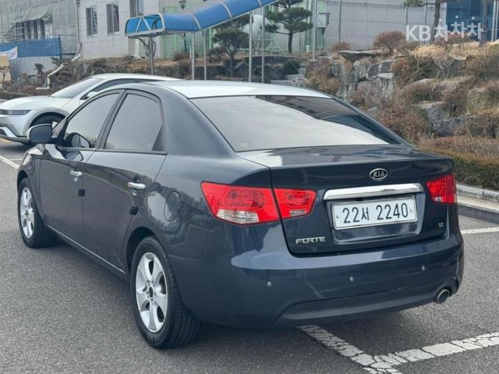Kia Forte 1.6 CVVT Premium Si Black 6
