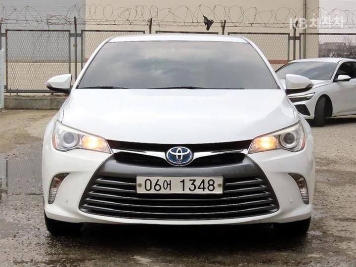 Toyota Camry New 2.5 Hybrid LE 2