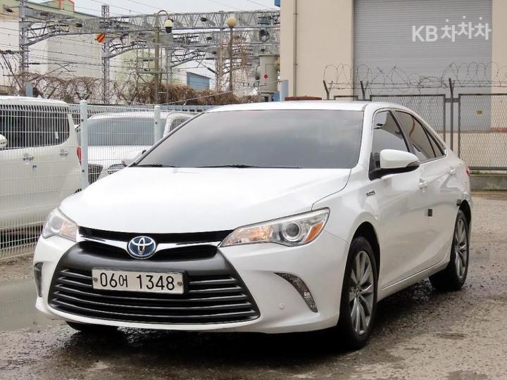 Toyota Camry New 2.5 Hybrid LE 3