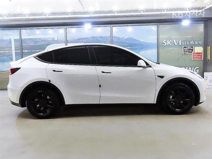 Tesla Model Y Long Range 4