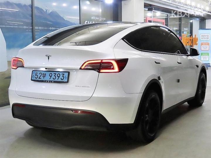 Tesla Model Y Long Range 5