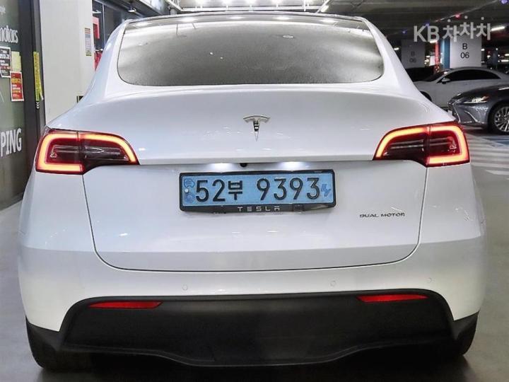 Tesla Model Y Long Range 6