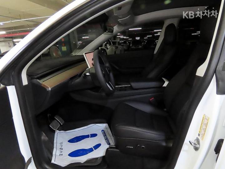 Tesla Model Y Long Range 7