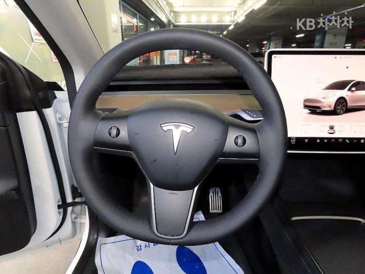 Tesla Model Y Long Range 9