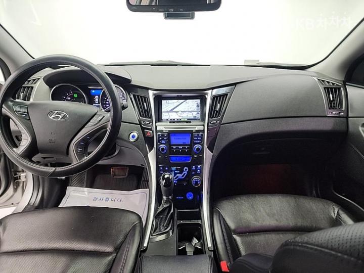 Hyundai Sonata Hybrid 2.0 Smart 8
