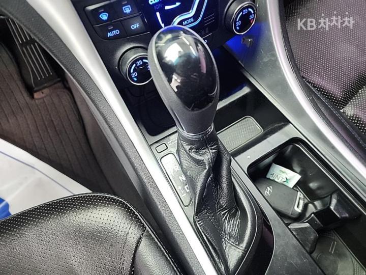 Hyundai Sonata Hybrid 2.0 Smart 9