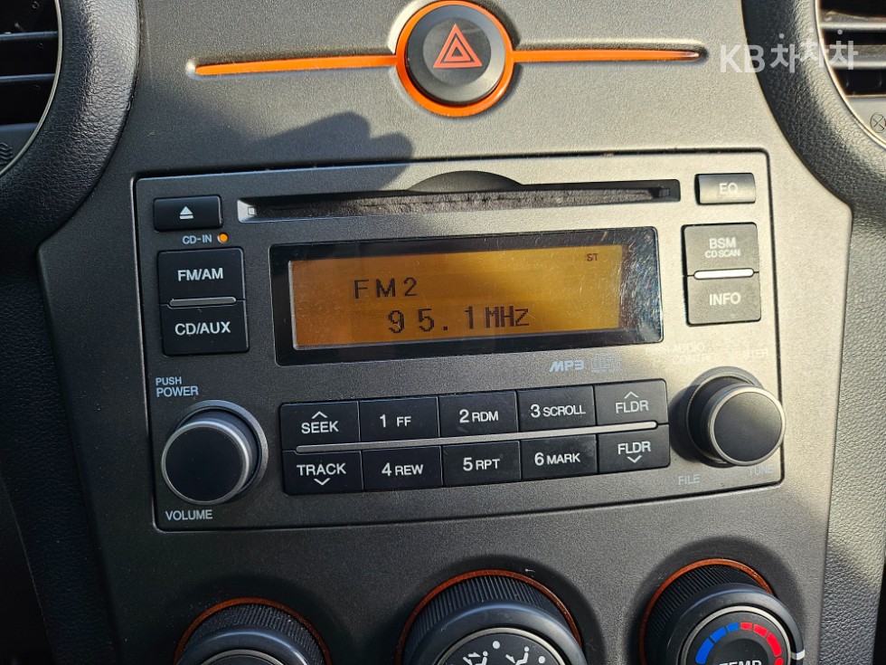 Kia Carens — miniaturë 16