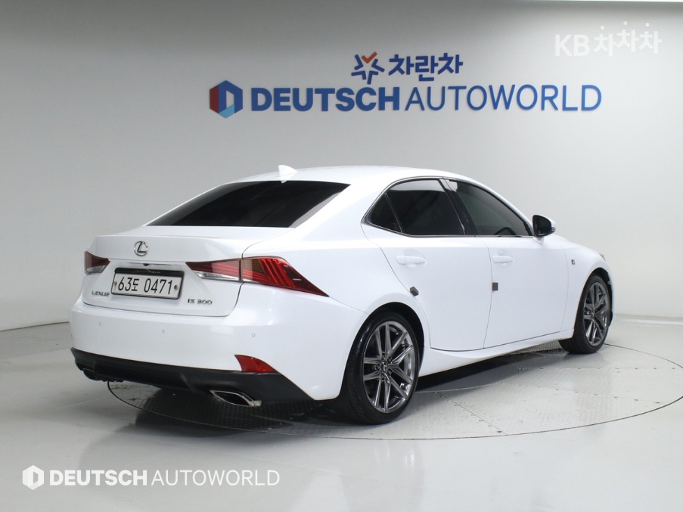 2019 - lexus is