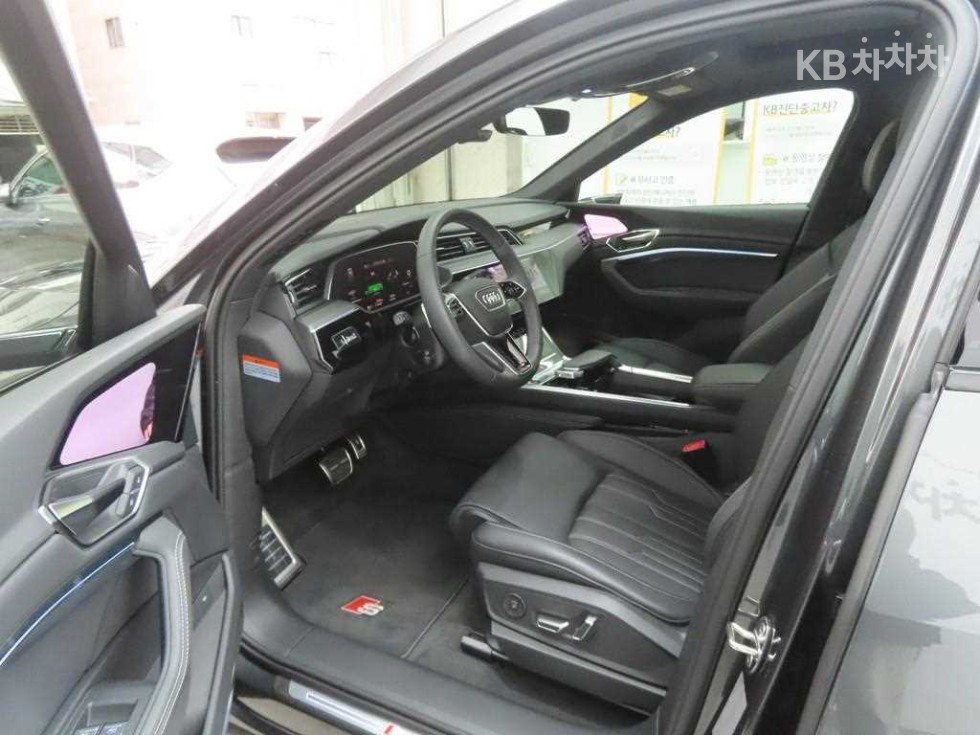 2024 - audi sq8