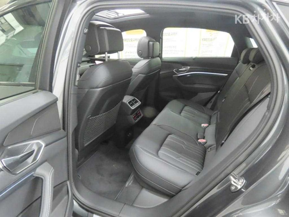 2024 - audi sq8