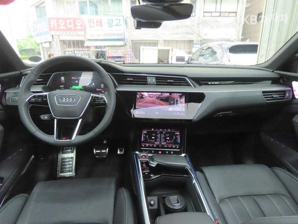 2024 - audi sq8