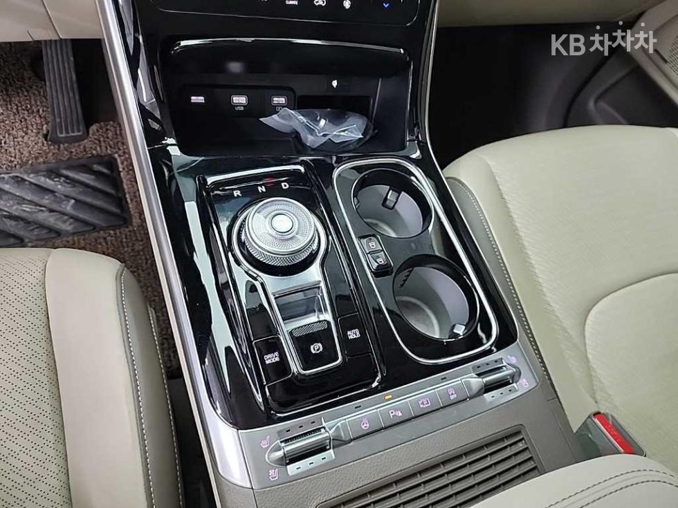 2023 Kia 4 photo