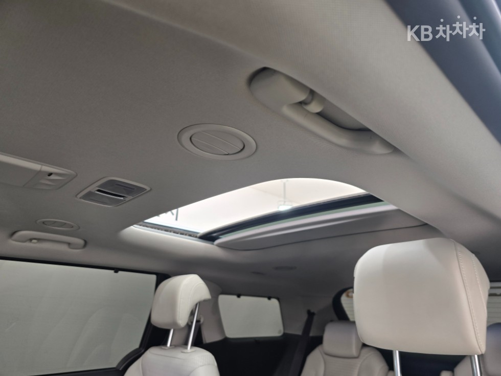 2023 - kia carnival