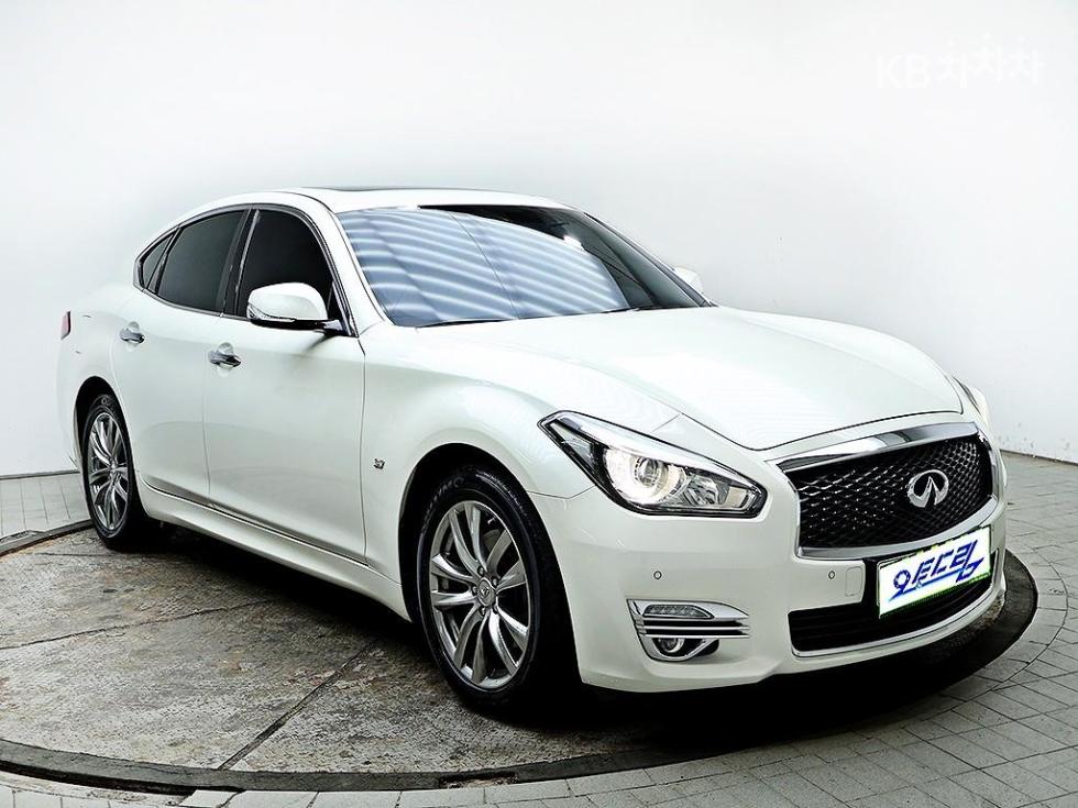 2017 - infiniti q70