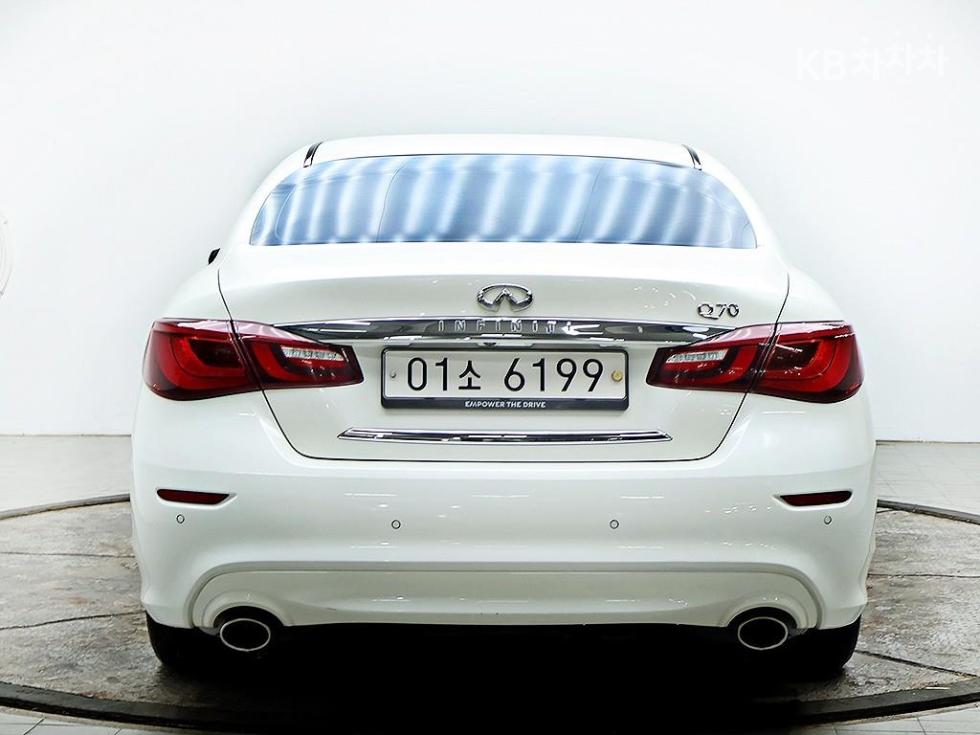 2017 - infiniti q70