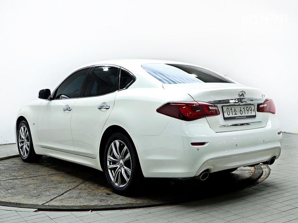 2017 - infiniti q70