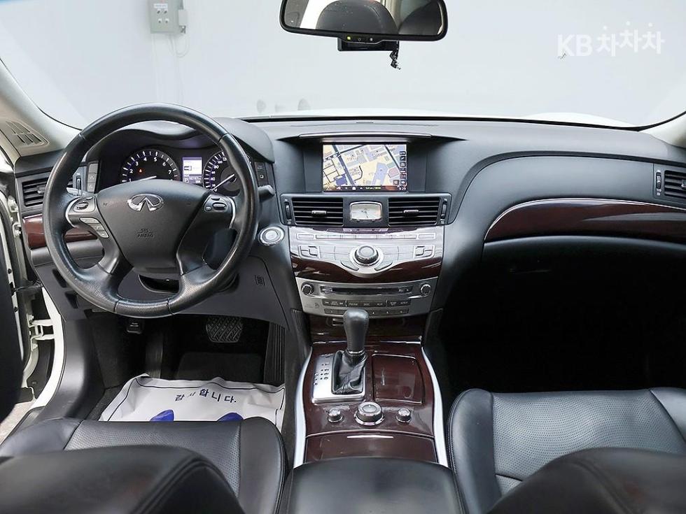 2017 - infiniti q70