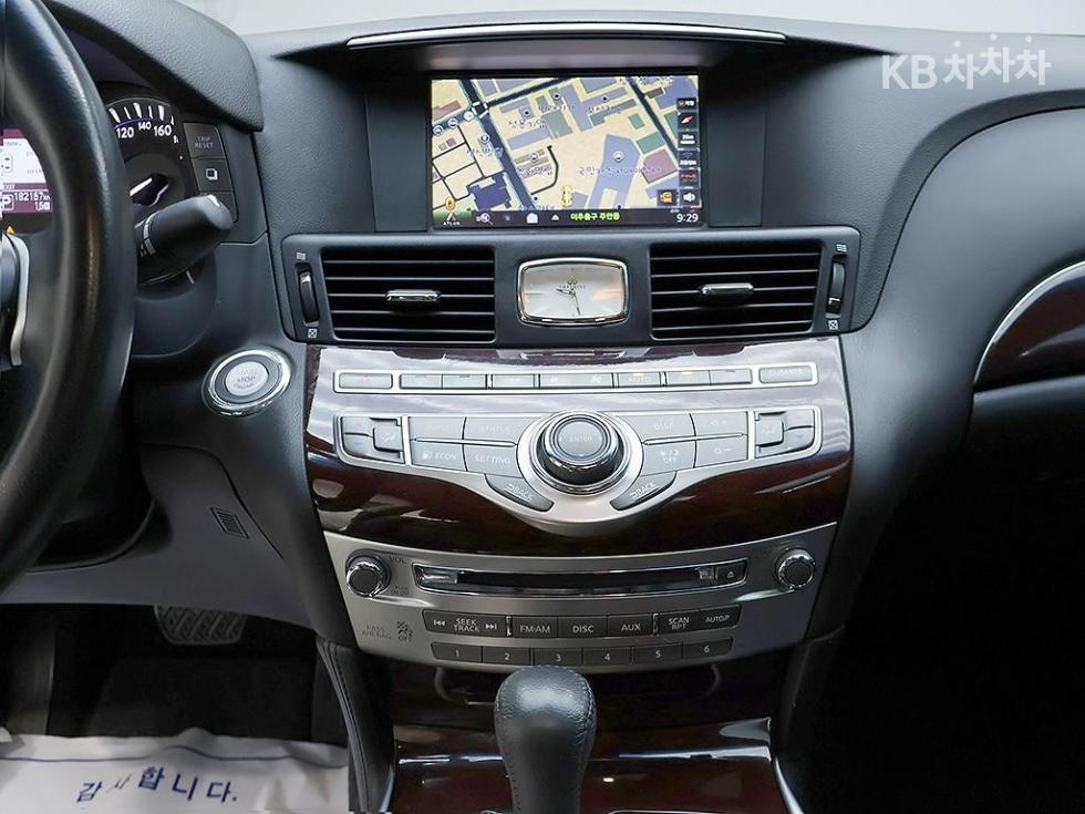 2017 - infiniti q70