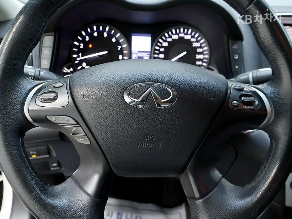 2017 - infiniti q70