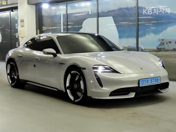 Porsche Taycan turbo — foto 1
