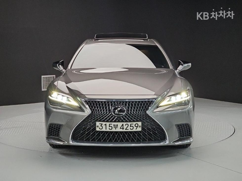 2022 Lexus LS 5 photo