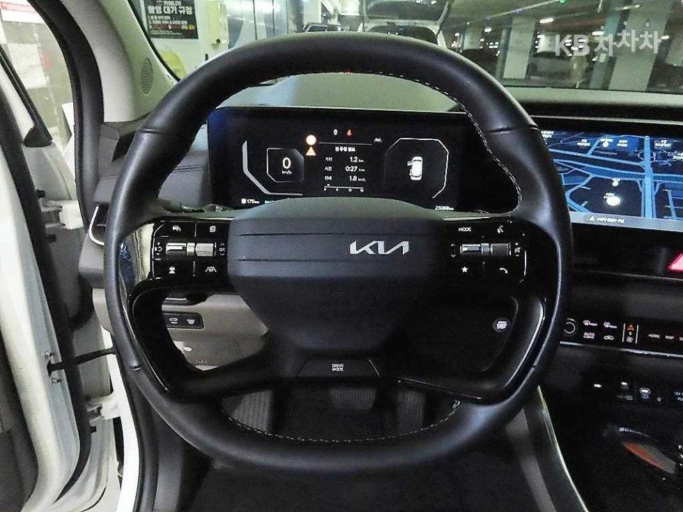 2024 Kia 4 photo
