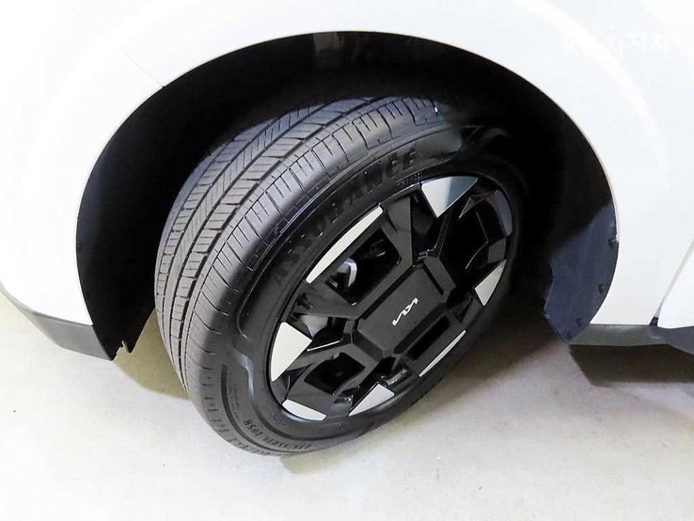 2024 Kia 4 photo