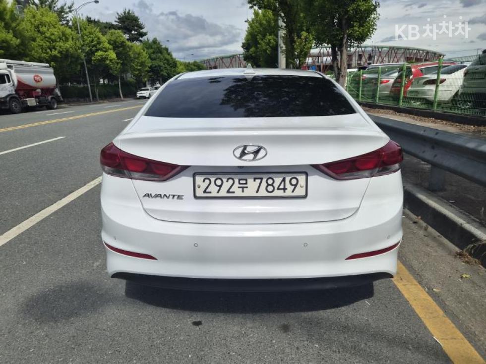 Hyundai Avante — miniaturë 4