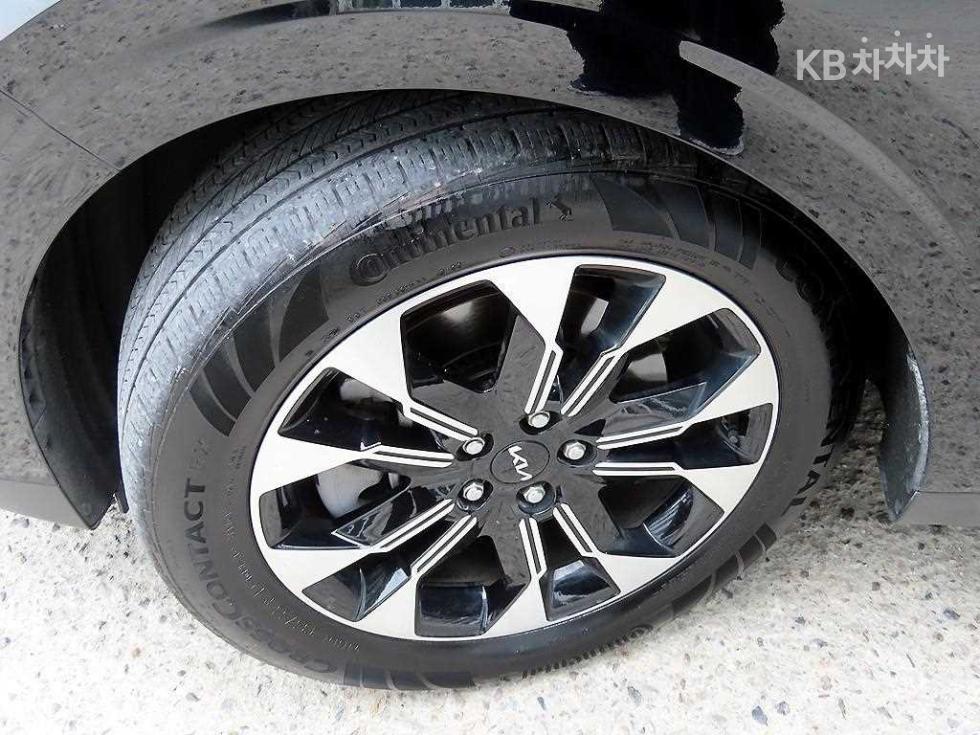 2023 Kia 4 photo