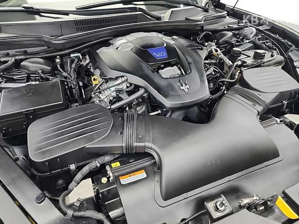 Maserati Quattroporte — miniaturë 5