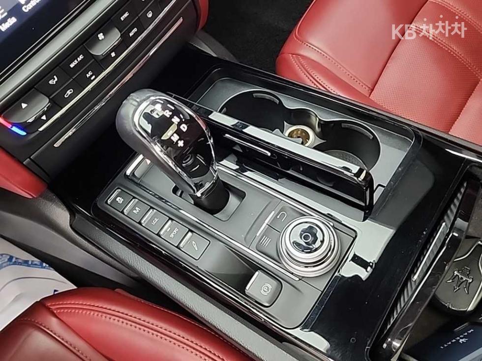 Maserati Quattroporte — miniaturë 8