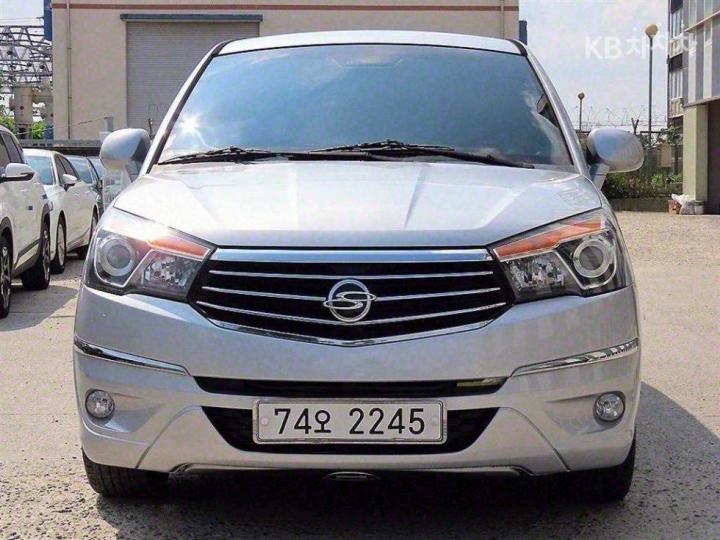 SsangYong Korando 2WD TX 11-seater — foto 1