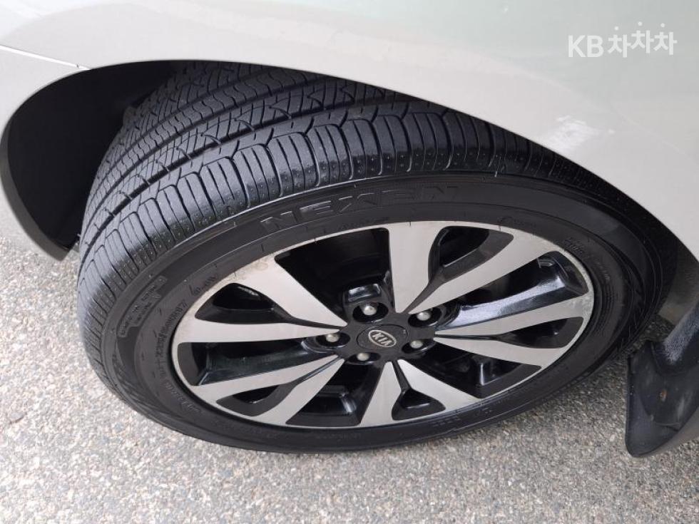 Kia Carens — miniaturë 8