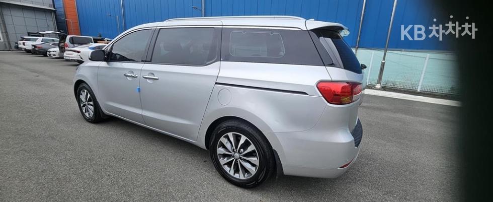 Kia Carnival — miniaturë 4