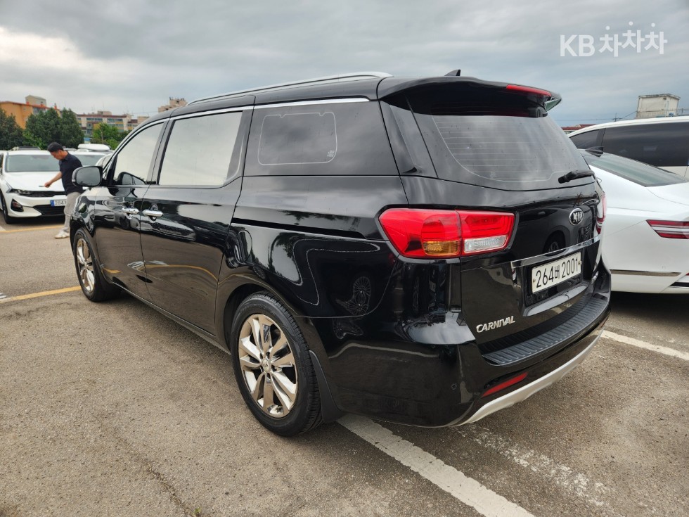 Kia Carnival — miniaturë 5