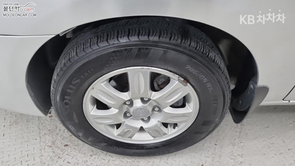 Kia Carens — miniaturë 6
