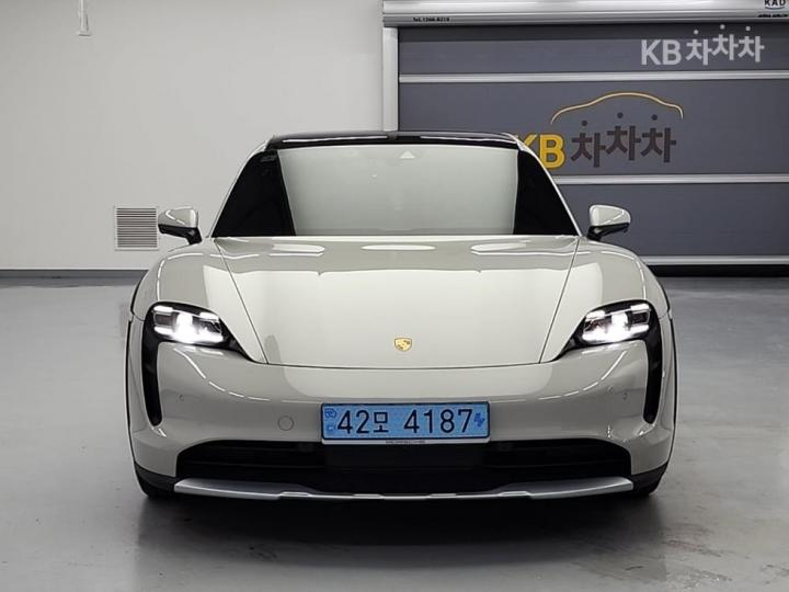 Porsche Taycan 4S — foto 1