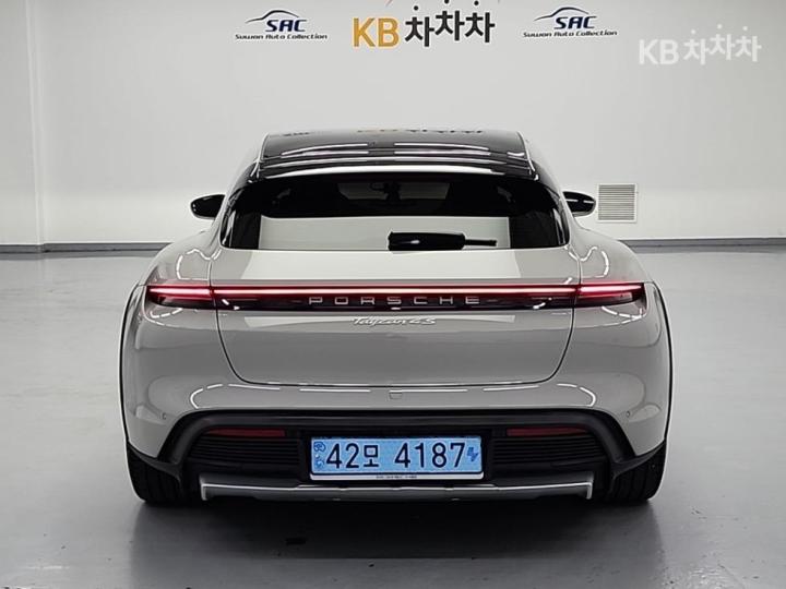 Porsche Taycan — miniaturë 3