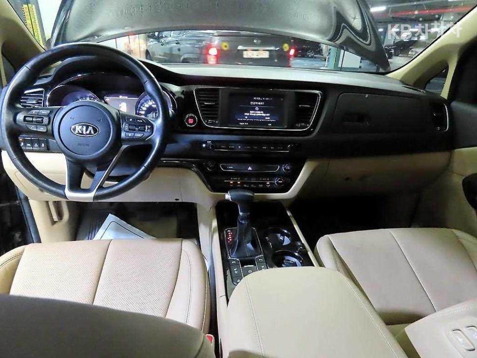 Kia Carnival — miniaturë 10