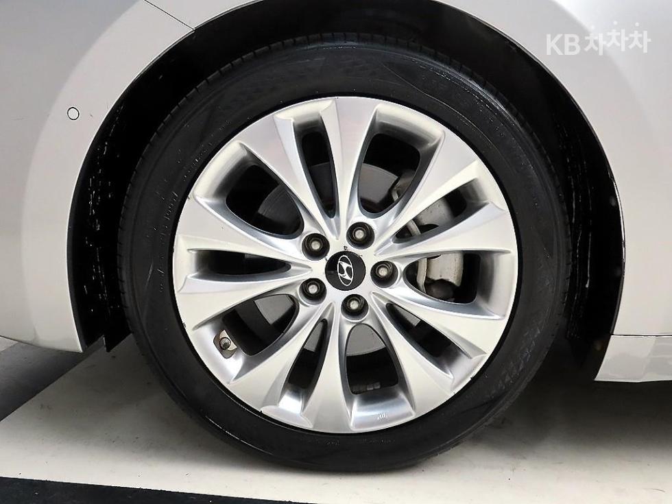 2011 Hyundai HG photo
