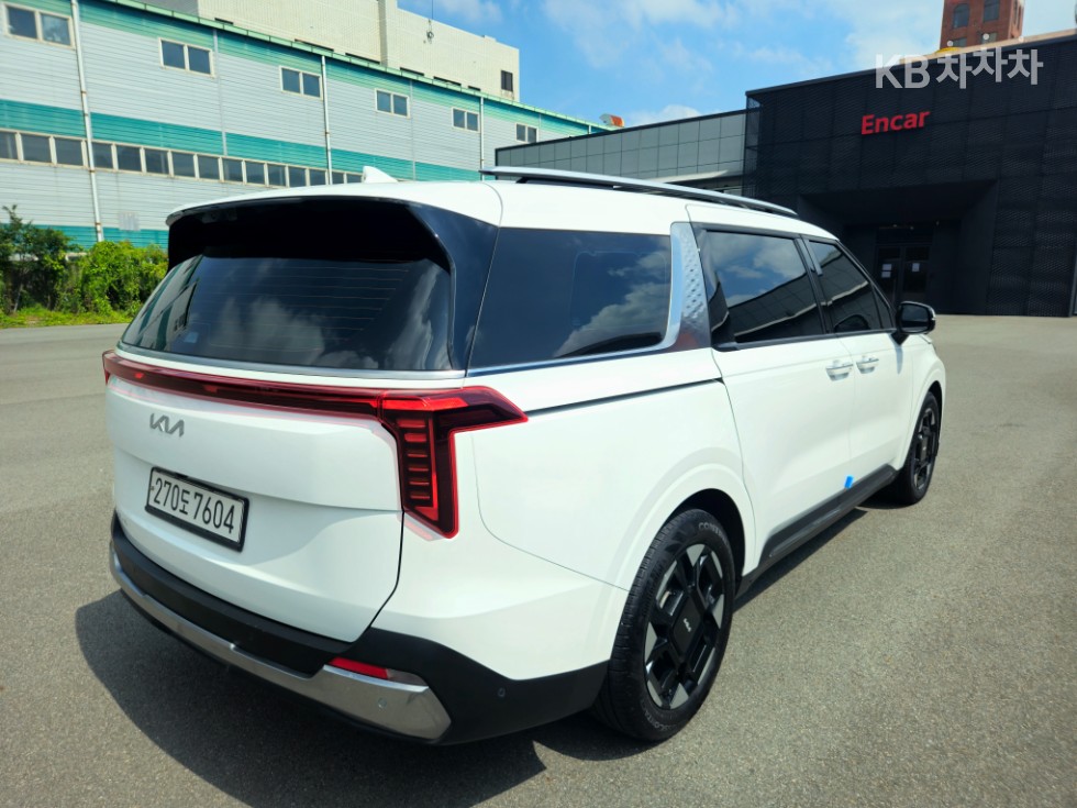Kia Carnival — miniaturë 4